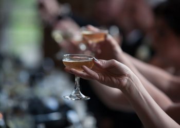 Αλκοόλ και καρκίνος: Υπάρχει τελικά ασφαλής ποσότητα;