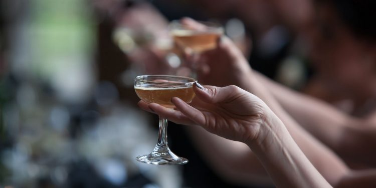 Αλκοόλ και καρκίνος: Υπάρχει τελικά ασφαλής ποσότητα;