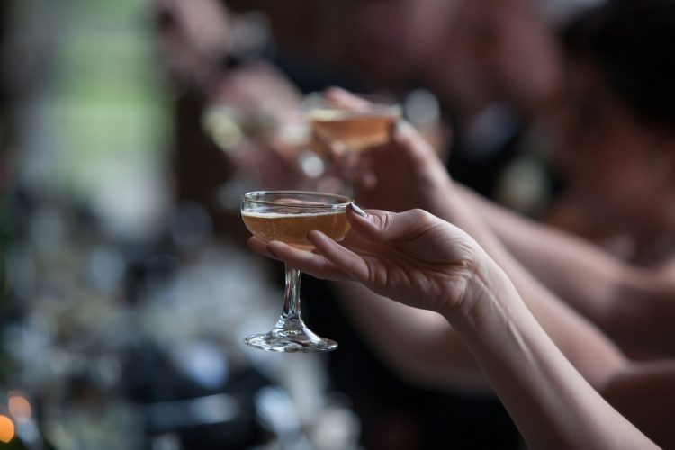 Αλκοόλ και καρκίνος: Υπάρχει τελικά ασφαλής ποσότητα;