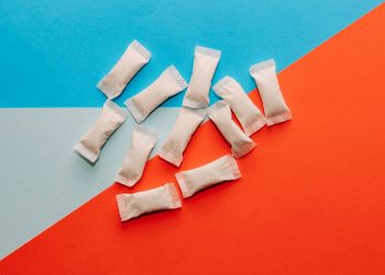 Φακελάκια καφεΐνης: Η νέα μόδα στα μέσα κοινωνικής δικτύωσης και οι κίνδυνοι που καραδοκούν