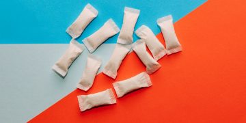 Φακελάκια καφεΐνης: Η νέα μόδα στα μέσα κοινωνικής δικτύωσης και οι κίνδυνοι που καραδοκούν