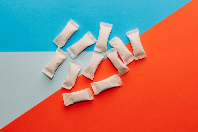 Φακελάκια καφεΐνης: Η νέα μόδα στα μέσα κοινωνικής δικτύωσης και οι κίνδυνοι που καραδοκούν