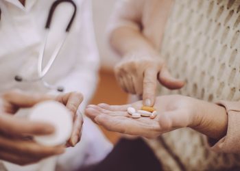 Φάρμακα σε αναμονή: Οι Έλληνες ασθενείς πληρώνουν περισσότερο και περιμένουν περισσότερο