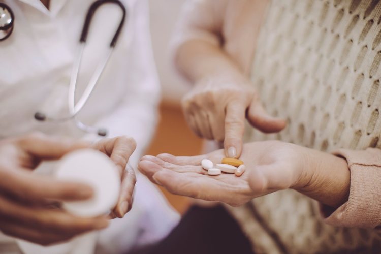 Φάρμακα σε αναμονή: Οι Έλληνες ασθενείς πληρώνουν περισσότερο και περιμένουν περισσότερο