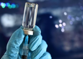 Γιατί τα εμβόλια “δουλεύουν” λιγότερο στους μεγαλύτερους και πώς η επιστήμη μπορεί να το αλλάξει