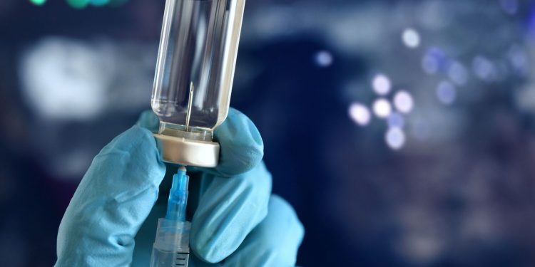 Γιατί τα εμβόλια “δουλεύουν” λιγότερο στους μεγαλύτερους και πώς η επιστήμη μπορεί να το αλλάξει