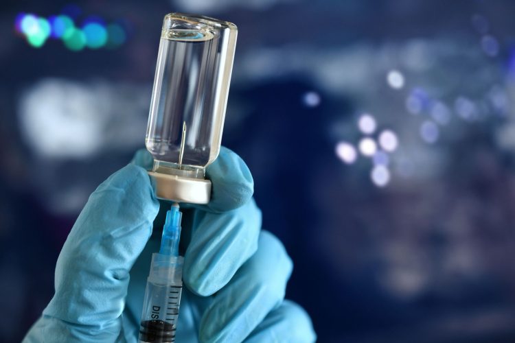 Γιατί τα εμβόλια “δουλεύουν” λιγότερο στους μεγαλύτερους και πώς η επιστήμη μπορεί να το αλλάξει