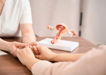 Νέες μη ορμονικές θεραπείες για τις εξάψεις: Ελπίδα για γυναίκες με πρόωρη κλιμακτήριο μετά από αντικαρκινικές θεραπείες