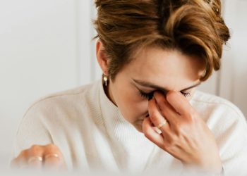 Γυναίκες και burnout: Όταν η «πολλαπλή φροντίδα» γίνεται εξάντληση