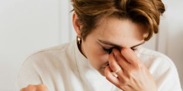 Γυναίκες και burnout: Όταν η «πολλαπλή φροντίδα» γίνεται εξάντληση