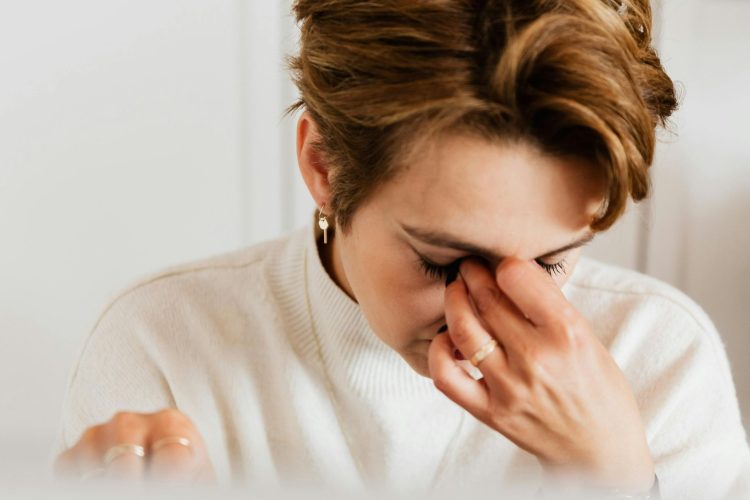 Γυναίκες και burnout: Όταν η «πολλαπλή φροντίδα» γίνεται εξάντληση