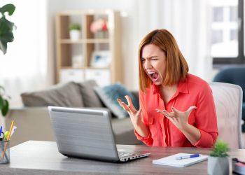 Μικροεπιθετικότητα στον χώρο εργασίας: Το «αόρατο» στρες που διαβρώνει ομάδες και ανθρώπους