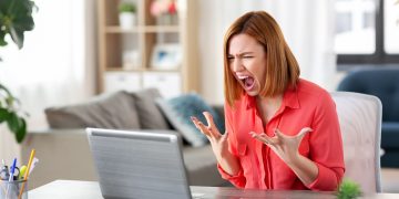 Μικροεπιθετικότητα στον χώρο εργασίας: Το «αόρατο» στρες που διαβρώνει ομάδες και ανθρώπους