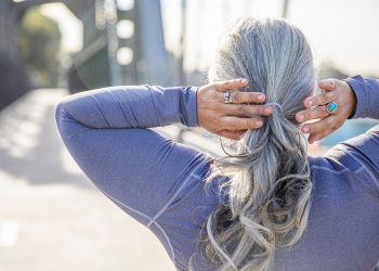 Οι γυναίκες που άφησαν τα μαλλιά τους να ασπρίσουν