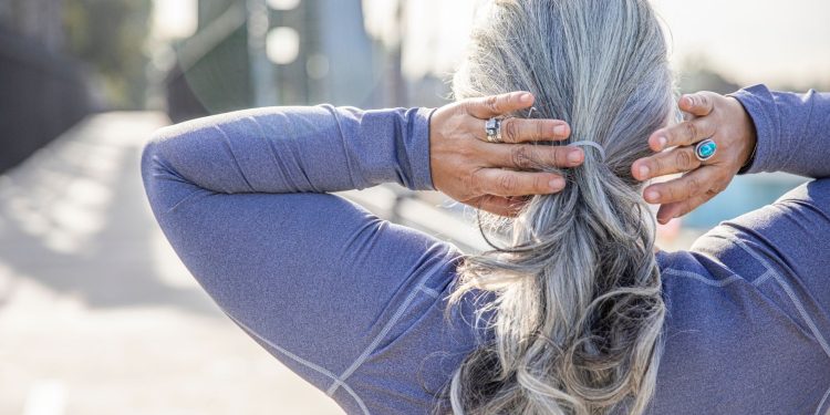 Οι γυναίκες που άφησαν τα μαλλιά τους να ασπρίσουν