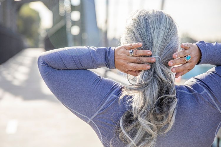 Οι γυναίκες που άφησαν τα μαλλιά τους να ασπρίσουν