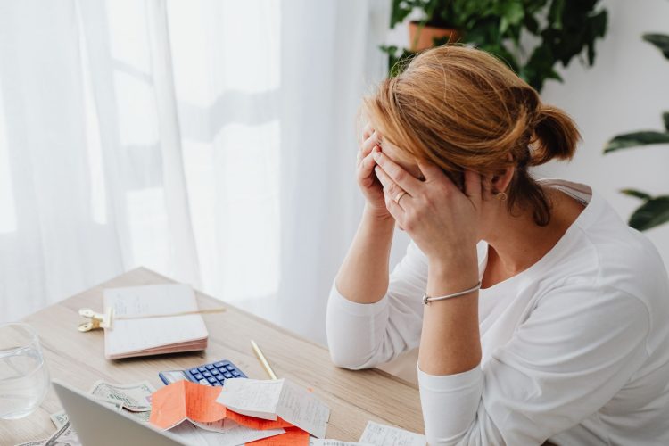 Οι τοξικές προσδοκίες στη δουλειά: Πώς επηρεάζουν στελέχη και εταιρική απόδοση