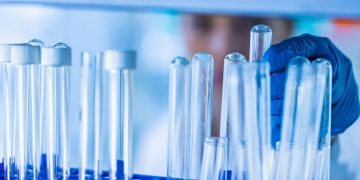 Περισσότερες κλινικές μελέτες στην Ελλάδα – Μήνυμα αισιοδοξίας από τις επαφές του Υπουργού Υγείας στις ΗΠΑ