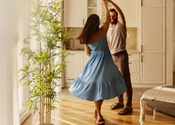 Από τον έρωτα στη συγκατοίκηση χωρίς σεξ: Μπορεί η αγάπη να αλλάζει μορφή χωρίς να χάνεται;