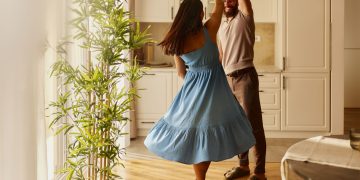 Από τον έρωτα στη συγκατοίκηση χωρίς σεξ: Μπορεί η αγάπη να αλλάζει μορφή χωρίς να χάνεται;