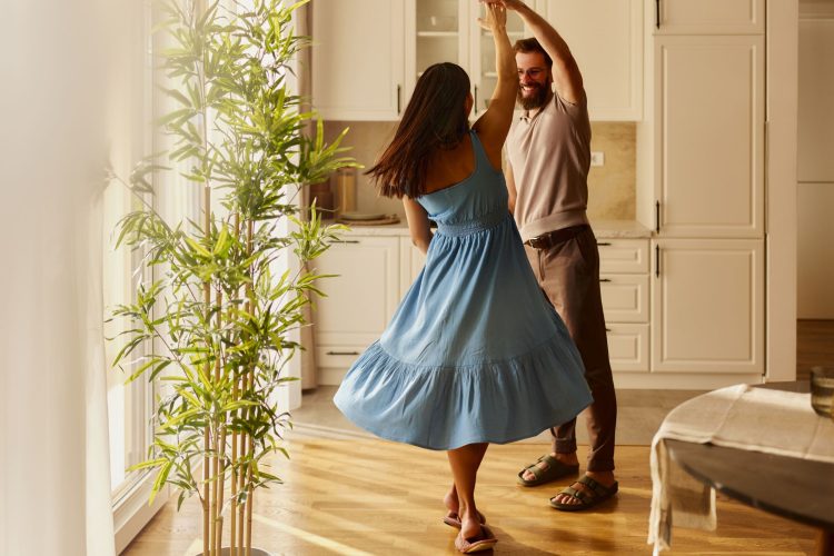 Από τον έρωτα στη συγκατοίκηση χωρίς σεξ: Μπορεί η αγάπη να αλλάζει μορφή χωρίς να χάνεται;