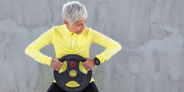 «Χωρίς Μυϊκή ενδυνάμωση δεν θα επιβίωνα»: Η γυναίκα που γράφτηκε σε γυμναστήριο CrossFit στα 80 της