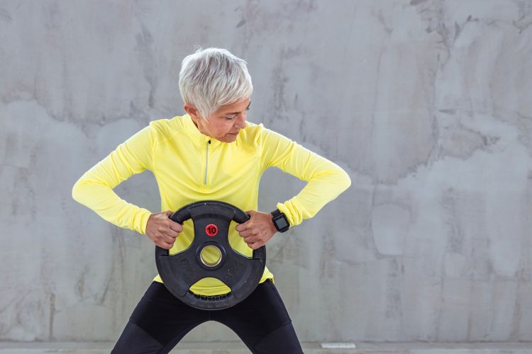 «Χωρίς Μυϊκή ενδυνάμωση δεν θα επιβίωνα»: Η γυναίκα που γράφτηκε σε γυμναστήριο CrossFit στα 80 της