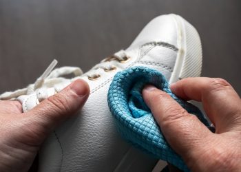 καθάρισμα λευκών sneaker