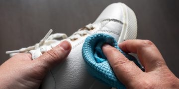 καθάρισμα λευκών sneaker