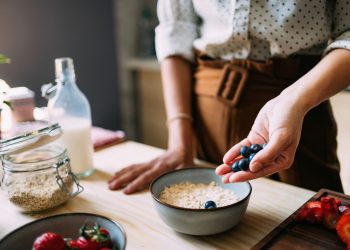 Γιατί η βρώμη μειώνει τη χοληστερόλη: Ο καθοριστικός ρόλος του εντερικού μικροβιώματος
