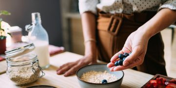 Γιατί η βρώμη μειώνει τη χοληστερόλη: Ο καθοριστικός ρόλος του εντερικού μικροβιώματος