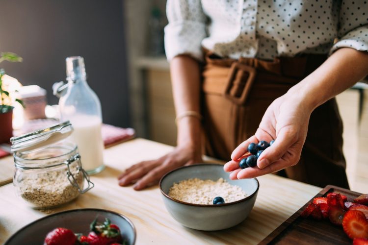 Γιατί η βρώμη μειώνει τη χοληστερόλη: Ο καθοριστικός ρόλος του εντερικού μικροβιώματος