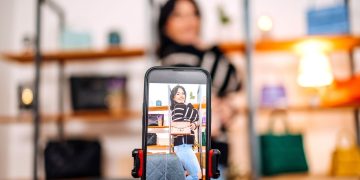 Όταν η εικόνα γίνεται μοναδική ταυτότητα: Γιατί όλοι “χτίζουμε εικόνα” αντί για ζωή;