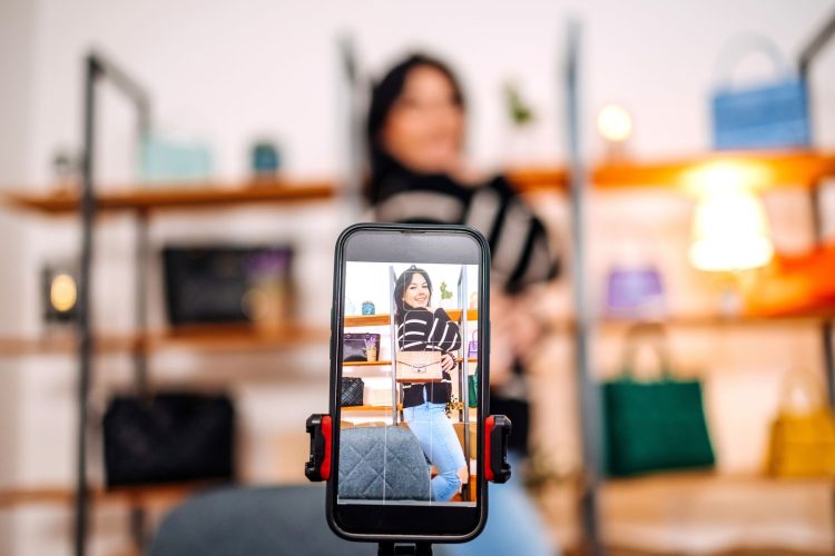 Όταν η εικόνα γίνεται μοναδική ταυτότητα: Γιατί όλοι “χτίζουμε εικόνα” αντί για ζωή;