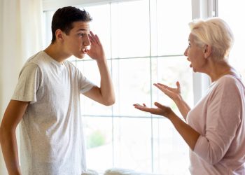 Όταν ο ενήλικος γιος μιλάει στη μητέρα του με θυμό: Δεν είναι «φάση», είναι μήνυμα