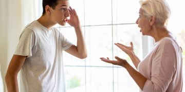 Όταν ο ενήλικος γιος μιλάει στη μητέρα του με θυμό: Δεν είναι «φάση», είναι μήνυμα