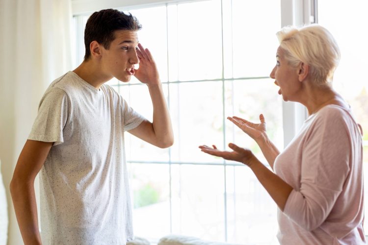 Όταν ο ενήλικος γιος μιλάει στη μητέρα του με θυμό: Δεν είναι «φάση», είναι μήνυμα