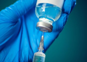 RSV: Ο «αθόρυβος» ιός που απειλεί τους ηλικιωμένους και το νέο εμβόλιο που μειώνει τις νοσηλείες