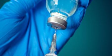 RSV: Ο «αθόρυβος» ιός που απειλεί τους ηλικιωμένους και το νέο εμβόλιο που μειώνει τις νοσηλείες