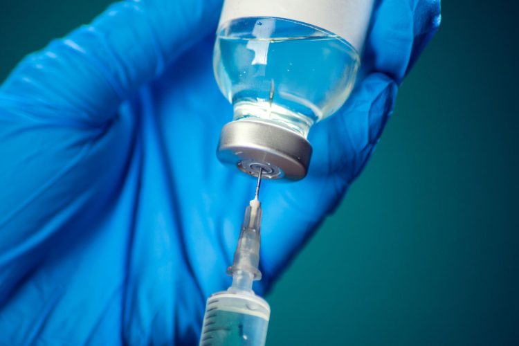 RSV: Ο «αθόρυβος» ιός που απειλεί τους ηλικιωμένους και το νέο εμβόλιο που μειώνει τις νοσηλείες