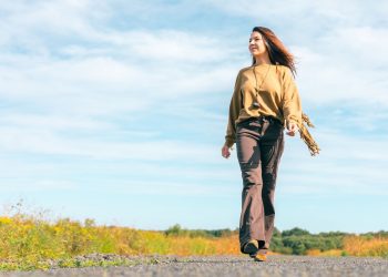 Silent Walking: Η νέα viral μέθοδος για άγχος που «σπάει» τα social media