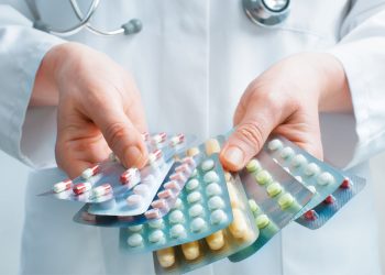 Σκληρή προειδοποίηση από τη φαρμακοβιομηχανία: Μάχη τιμών στην Ευρώπη το 2026 και φόβοι για καθυστερήσεις σε νέες θεραπείες