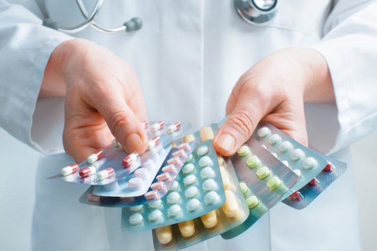 Σκληρή προειδοποίηση από τη φαρμακοβιομηχανία: Μάχη τιμών στην Ευρώπη το 2026 και φόβοι για καθυστερήσεις σε νέες θεραπείες