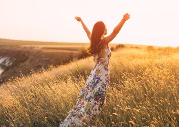 The Secret: Γιατί το «σκέψου θετικά» έγινε παγκόσμιο φαινόμενο — και τι αξίζει πραγματικά να κρατήσεις