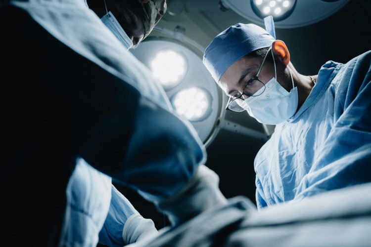 «100 γιατροί, ένα θαύμα»: Η πρωτοποριακή μεταμόσχευση προσώπου που σπάει τα όρια της ιατρικής