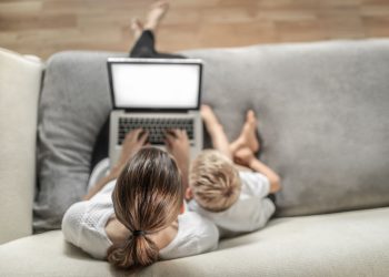 Emotional resilience για εργαζόμενες μητέρες: 5 συνήθειες που χτίζουν ψυχική αντοχή