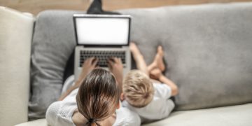 Emotional resilience για εργαζόμενες μητέρες: 5 συνήθειες που χτίζουν ψυχική αντοχή