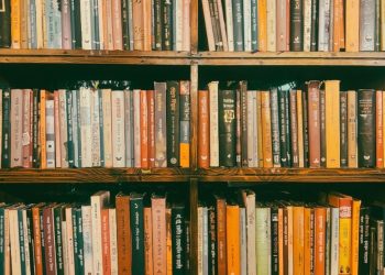 Ο άντρας που έφτιαξε βιβλιοθήκη από σκουπίδια