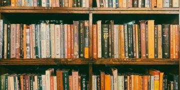 Ο άντρας που έφτιαξε βιβλιοθήκη από σκουπίδια