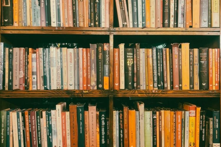 Ο άντρας που έφτιαξε βιβλιοθήκη από σκουπίδια